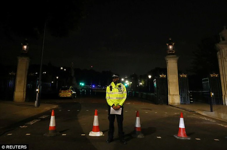 Cảnh s&aacute;t Anh phong tỏa hiện trường vụ bắt giữ
