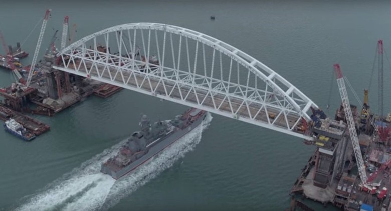 T&agrave;u chiến Nga di chuyển qua cầu Crimea