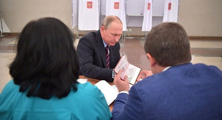 Tổng thống Nga Putin l&agrave;m thủ tục bỏ phiếu ở Moscow