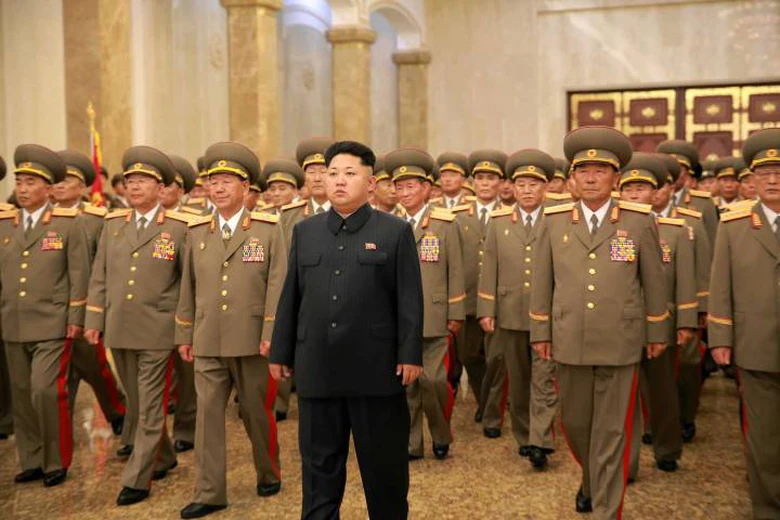 Nh&agrave; l&atilde;nh đạo Kim Jong Un v&agrave; c&aacute;c quan chức qu&acirc;n đội