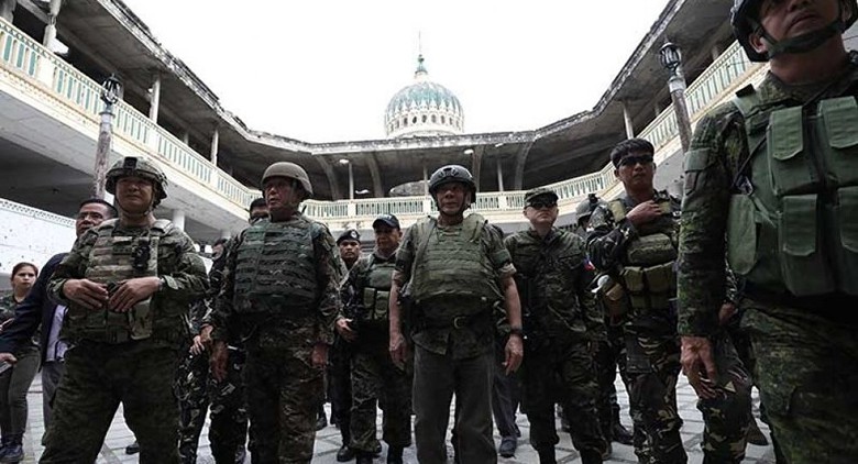 Tổng thống Duterte v&agrave; c&aacute;c quan chức cấp cao đến th