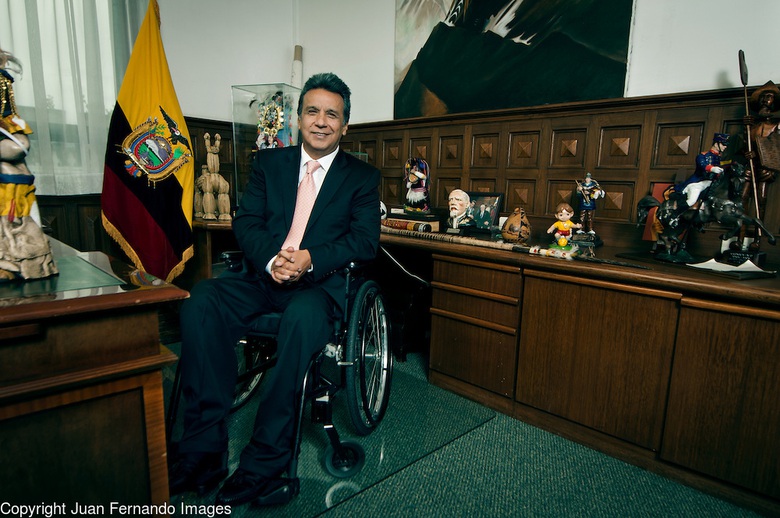 Tổng thống Ecuador Lenin Moreno hiện phải ngồi tr&ecirc;