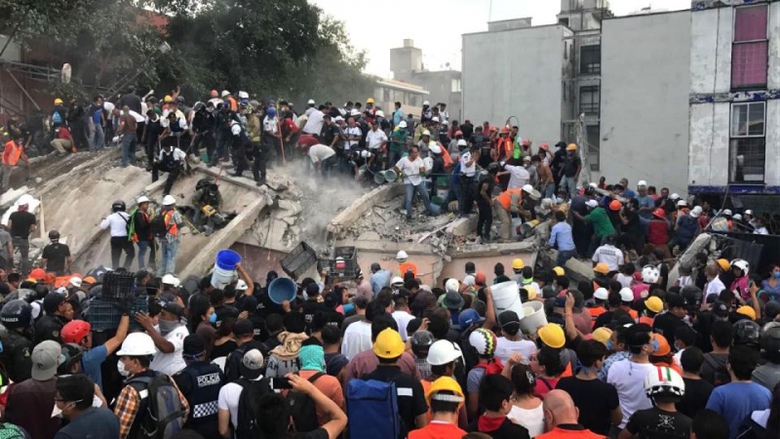 Một t&ograve;a nh&agrave; bị sập ho&agrave;n to&agrave;n ở thủ đ&ocirc; Mexico City