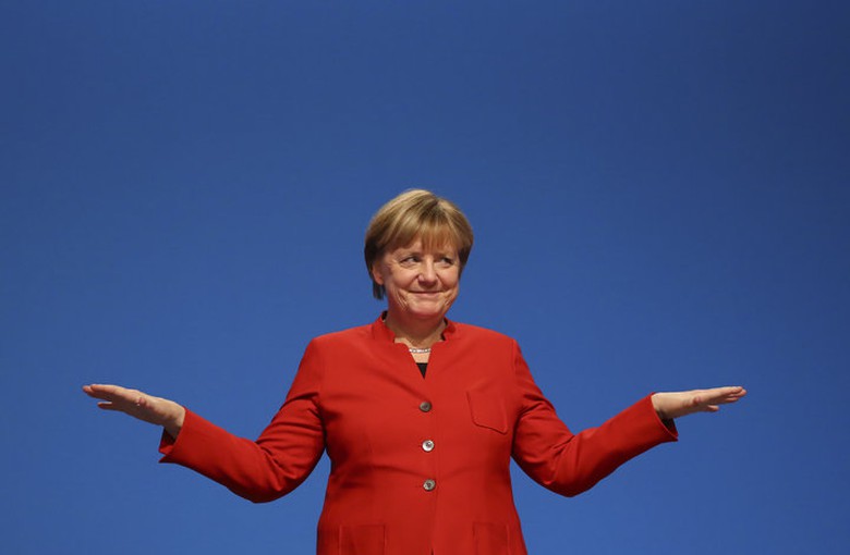 B&agrave; Angela Merkel.