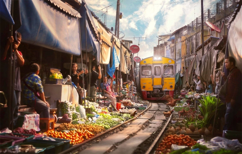 Một tuyến đường sắt chạy qua khu chợ của n&ocirc;ng d&acirc;n 
