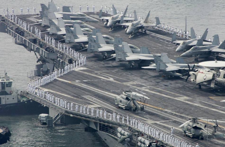 T&agrave;u s&acirc;n  bayUSS Ronald Reagan