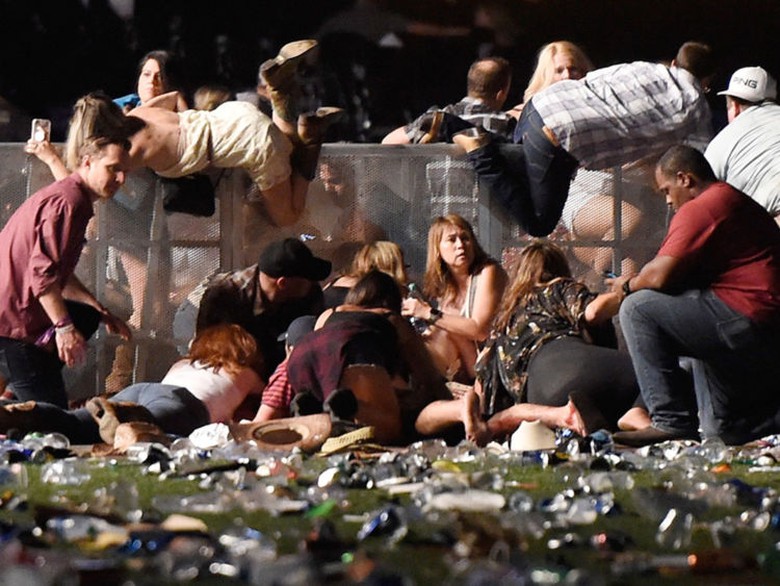 Cảnh hỗn loạn trong vụ xả s&uacute;ng kinh ho&agrave;ng s&aacute;ng 2.1