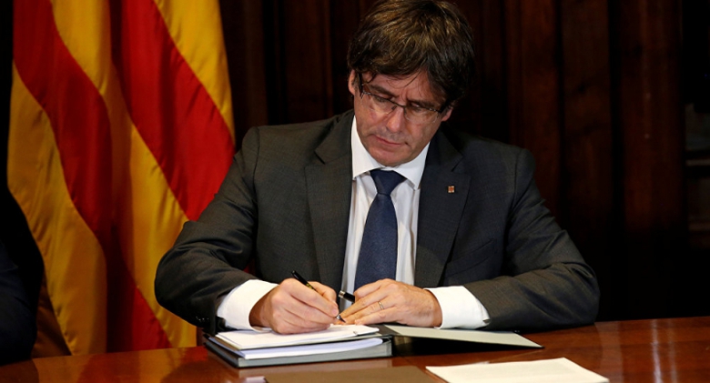 Người đứng đầu Catalonia đ&atilde; k&yacute; Tuy&ecirc;n ng&ocirc;n độc lập