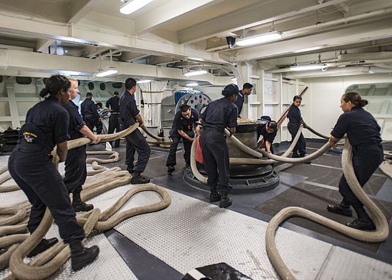 C&aacute;c nữ thủy thủ Mỹ tr&ecirc;n t&agrave;u USS Ronald Reagan