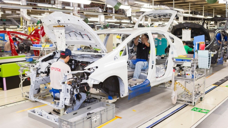B&ecirc;n trong m&ocirc;̣t nhà máy của Toyota