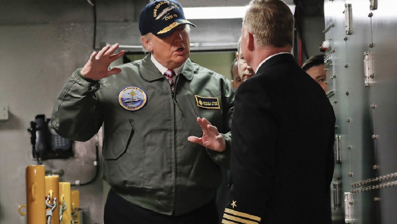 Tổng thống Mỹ Donald Trump v&agrave; Hải qu&acirc;n Mỹ