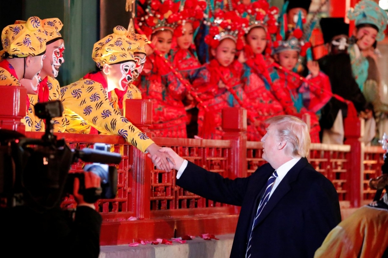 Tổng thống Mỹ Donald Trump bắt tay c&aacute;c nghệ sỹ
