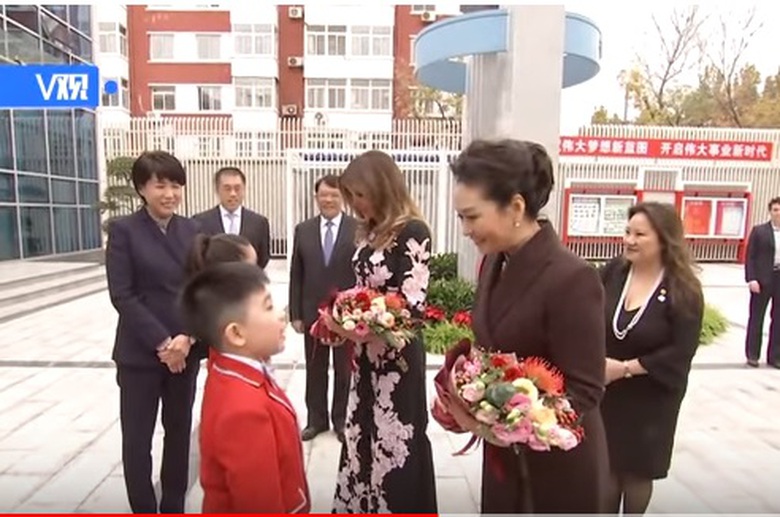 Vợ chồng &ocirc;ng Trump &ocirc;ng Tập đến trường