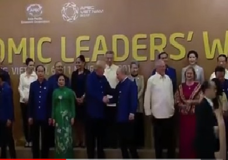 Tổng thống Trump bất ngờ ch&agrave;o v&agrave; băt tay &ocirc;ng Putin