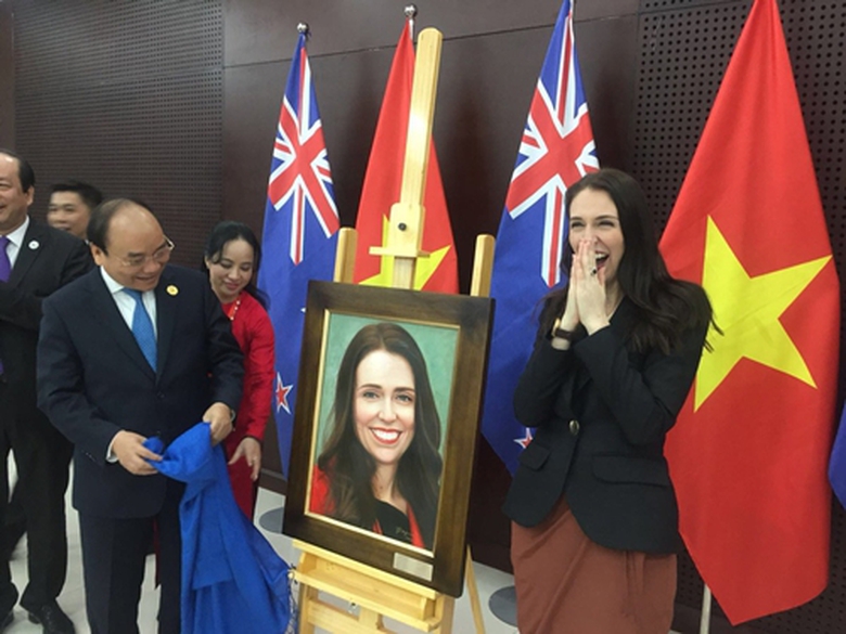 Thủ tướng New Zealand bất ngờ v&igrave; qu&agrave; tặng từ Thủ t