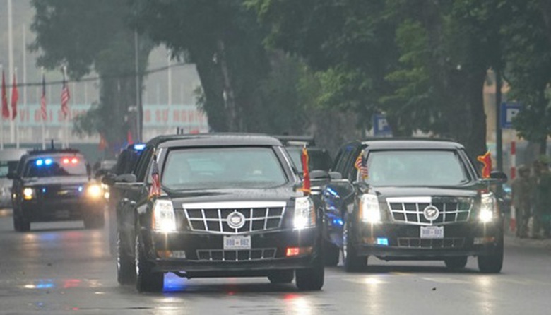 Xe chở Tổng thống Trump đi thứ hai trong đo&agrave;n hộ t