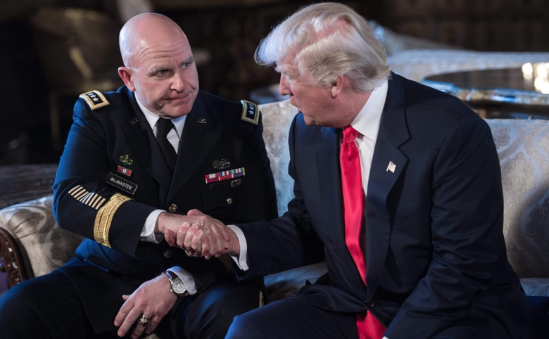 Cố vấn H.R. McMaster v&agrave; Tổng thống Donald Trump