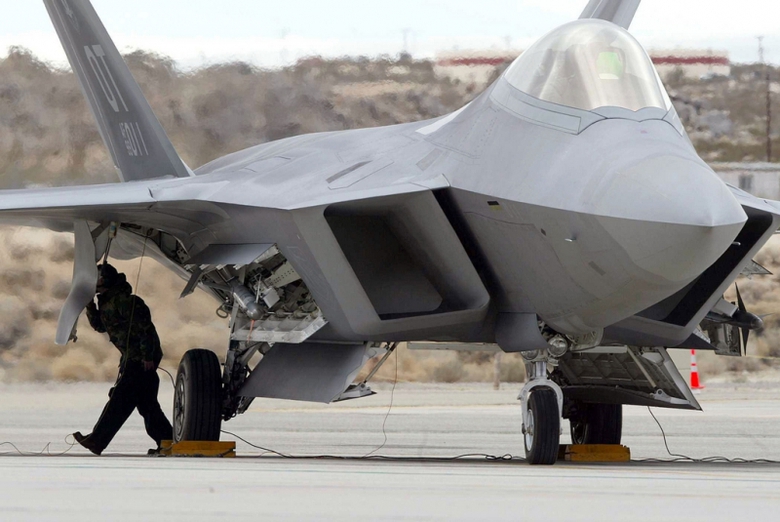 F-22-sidewinder-bay