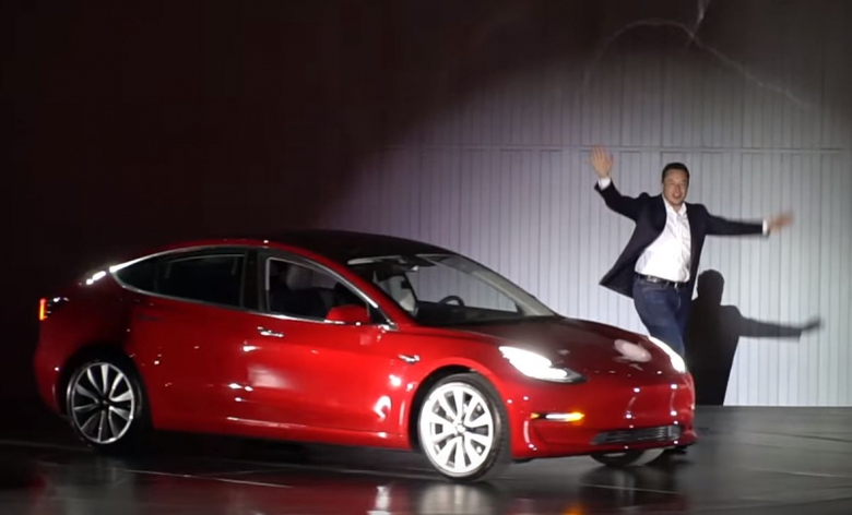 &Ocirc;ng Musk v&agrave; mẫu xe Tesla 3