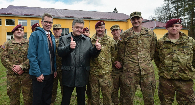 Poroshenko v&agrave; c&aacute;c binh sỹ nước ngo&agrave;i