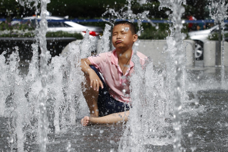 Một thiếu ni&ecirc;n đang t&igrave;m c&aacute;ch hạ nhiệt ở