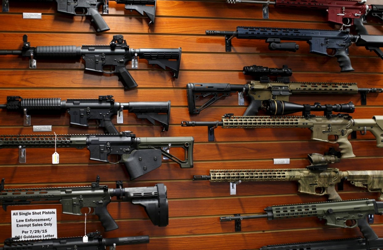 Một kệ b&aacute;n s&uacute;ng trong si&ecirc;u thị ở Mỹ