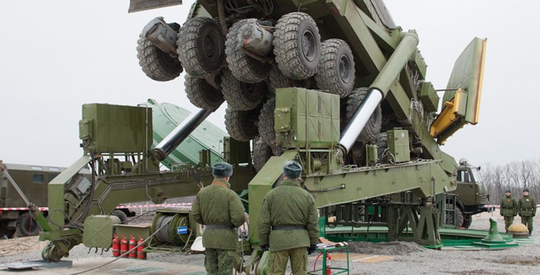 Nạp t&ecirc;n lửa Topol cho hầm ph&oacute;ng silo