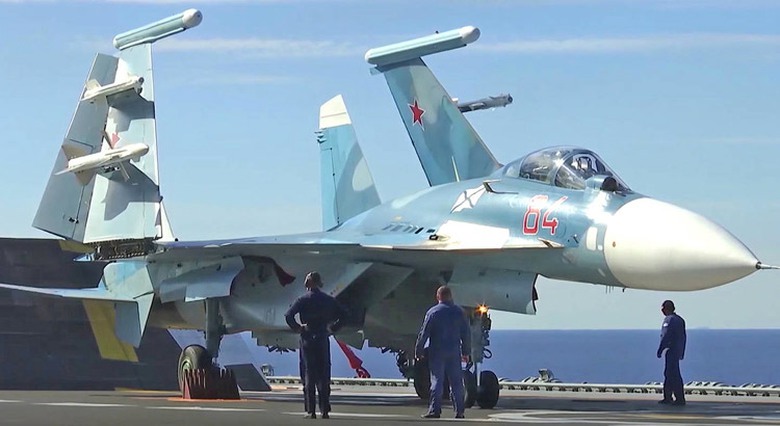 M&aacute;y bay ti&ecirc;m k&iacute;ch - n&eacute;m bom  Su-33