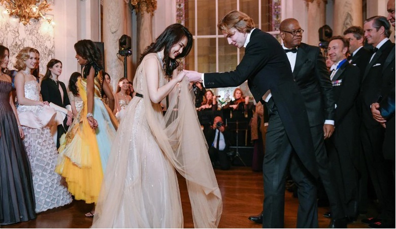 Anabel v&agrave; một người bạn nhảy trong buổi khi&ecirc;u vũ ở