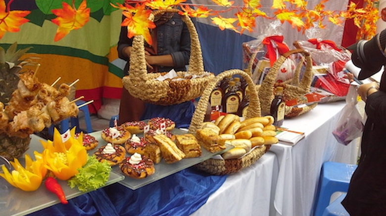 B&aacute;nh ngọt v&agrave; rượu vang Canada