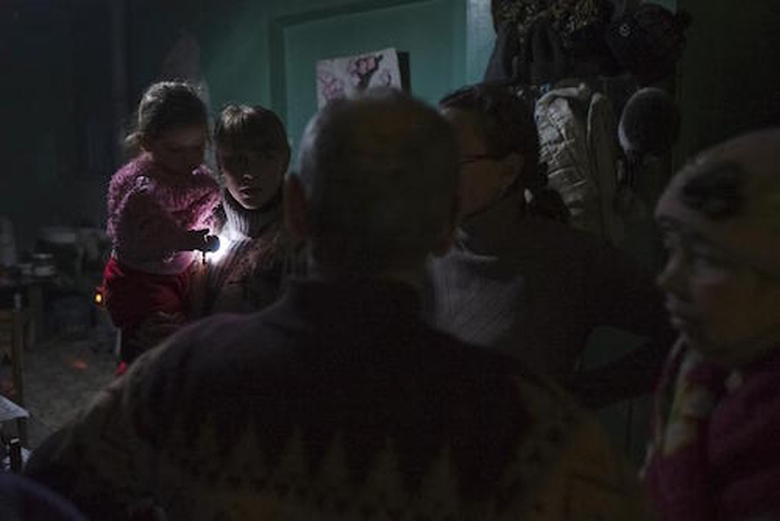 4. Người d&acirc;n Debaltseve, Donetsk  b&ecirc;n trong hầm tr