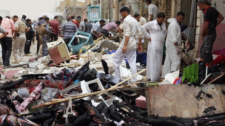 Hiện trường vụ đ&aacute;nh bom đang được thu dọn