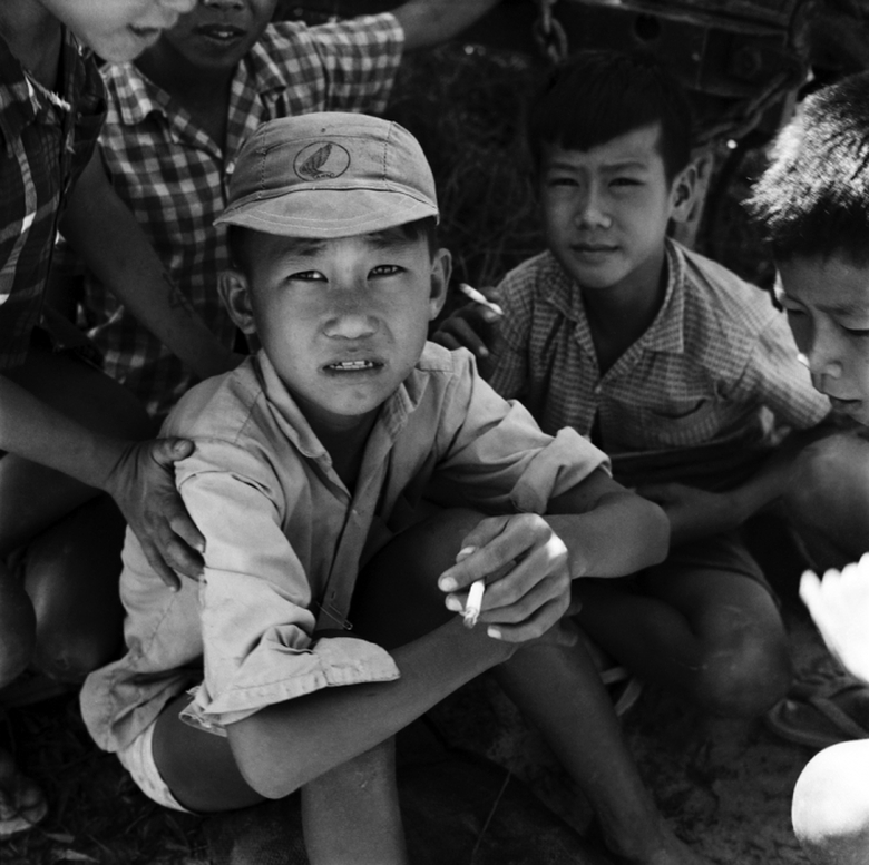 12. Một nh&oacute;m trẻ em Việt Nam (kh&ocirc;ng r&otilde; địa điểm v&agrave;