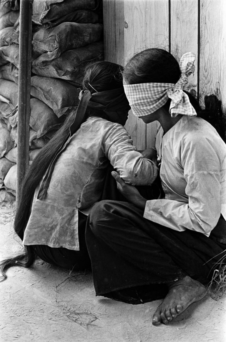 15. T&ugrave; nh&acirc;n bị bịt mắt chờ đợi c&acirc;u hỏi từ một th&ocirc;n