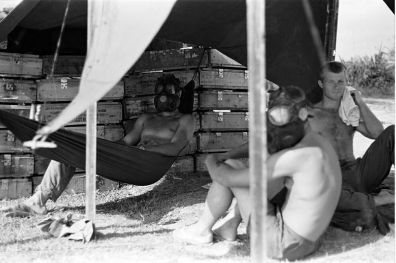 3. Những người l&iacute;nh đeo mặt nạ kh&iacute; tại lều d&atilde; chiế