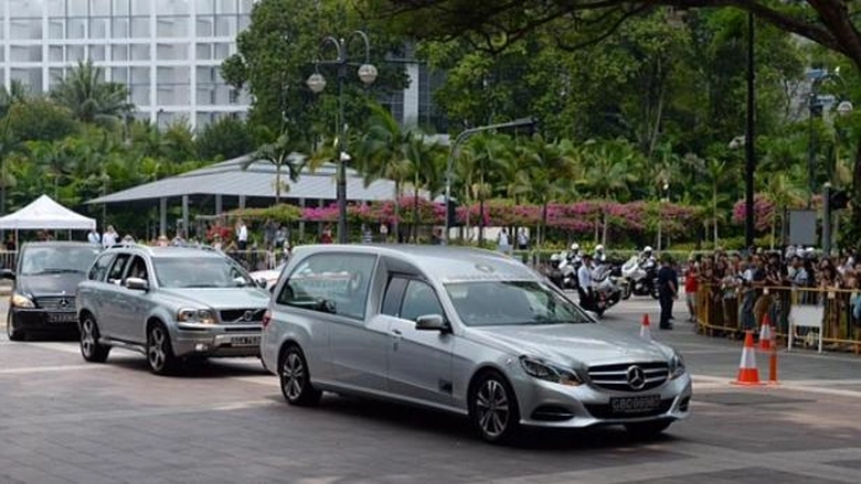 1. Đo&agrave;n xe chở thi thể &ocirc;ng L&yacute; Quang Diệu tới Istan