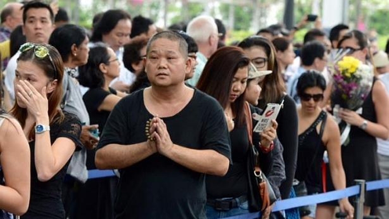 2. H&agrave;ng người b&ecirc;n ngo&agrave;i Istana đợi sự xuất hiện đo