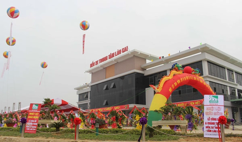 Bến xe Trung t&acirc;m L&agrave;o Cai c&oacute; 22 ph&ograve;ng b&aacute;n v&eacute;, gần 3