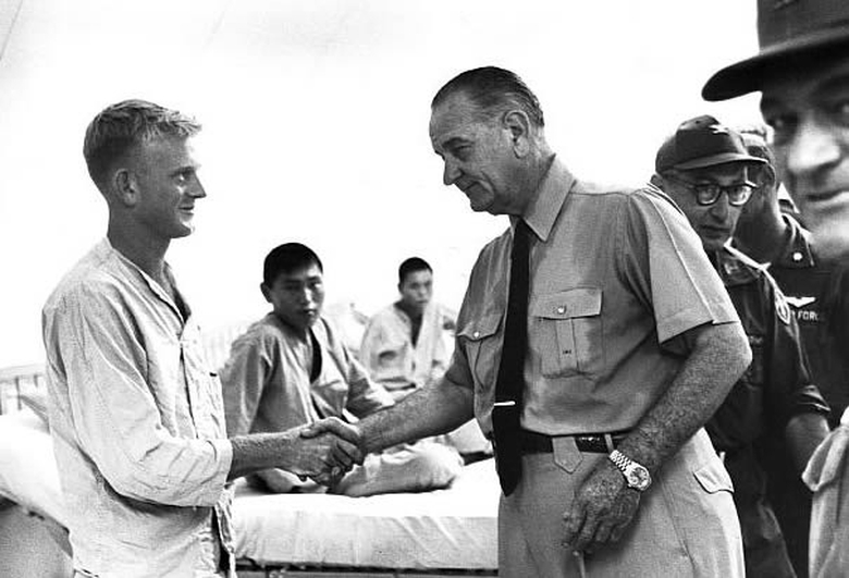 Tổng thống Mỹ Johnson thăm binh sỹ bị thương