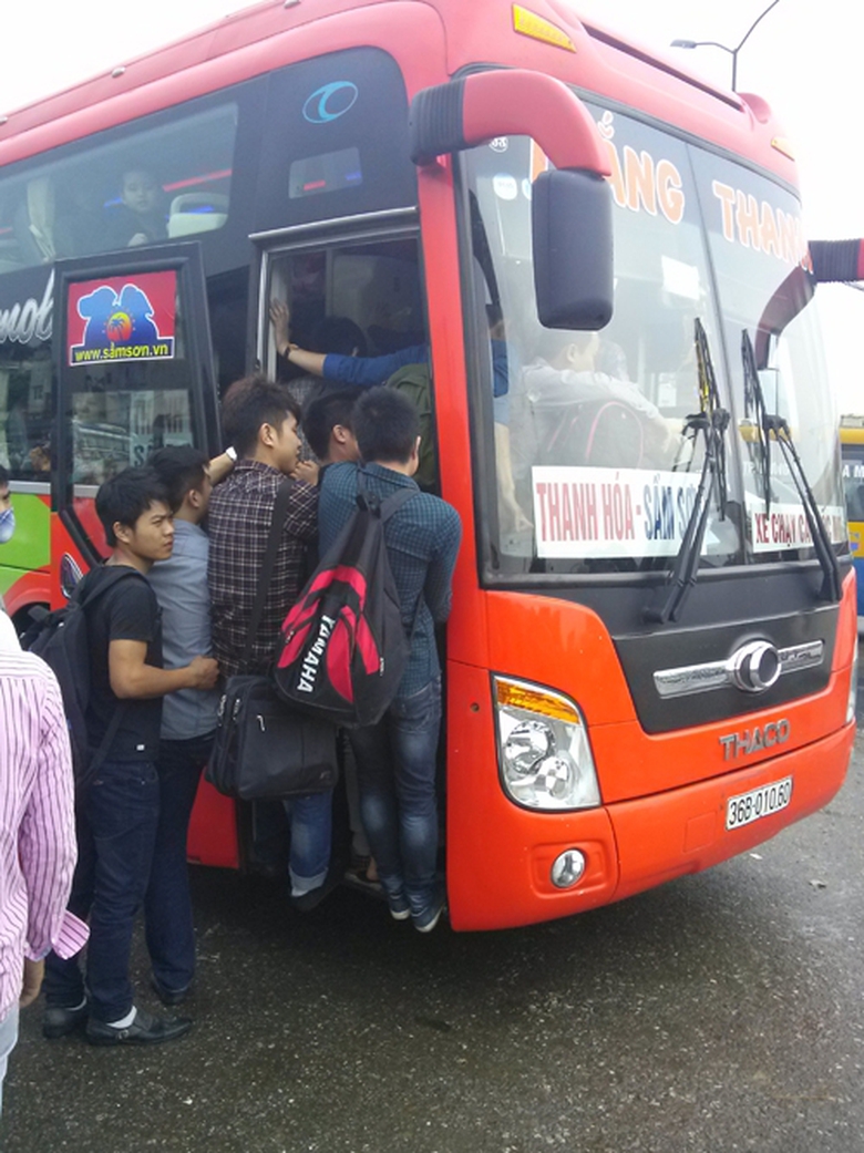 Nhi u tuy n xe ng&agrave;y th  ng v ng kh&aacute;ch nh ng t ng  