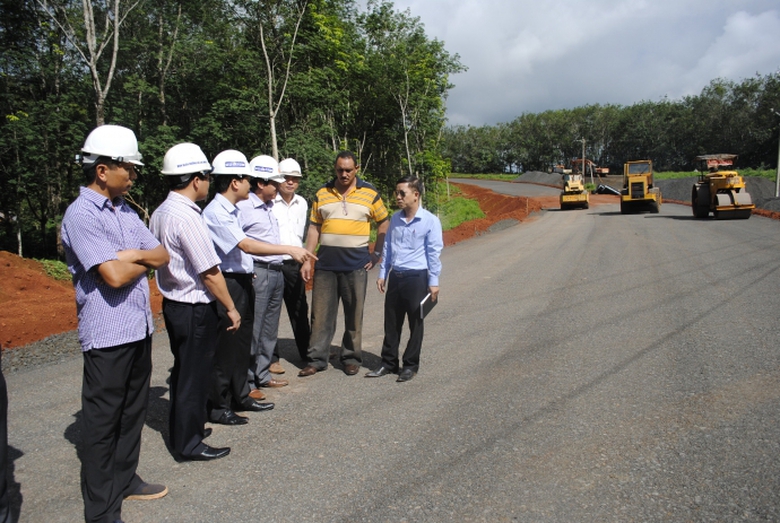 L&atilde;nh đạo Ban QLDA Đường Hồ Ch&iacute; Minh trực tiếp chỉ 