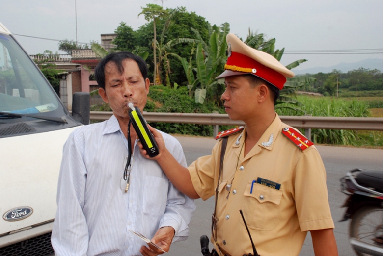 CSGT Bắc Giang kiểm tra nồng độ cồn một người điều