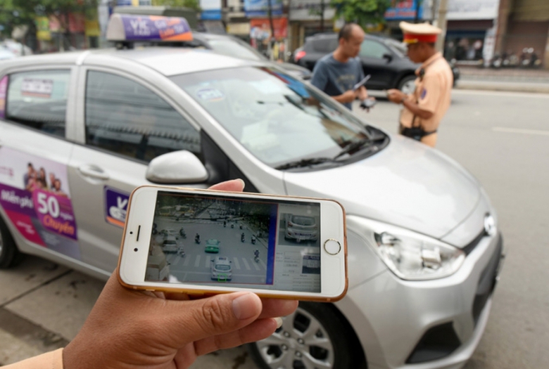 Một chiếc taxi vượt đ&egrave;n đỏ bị camera ghi h&igrave;nh v&agrave; c