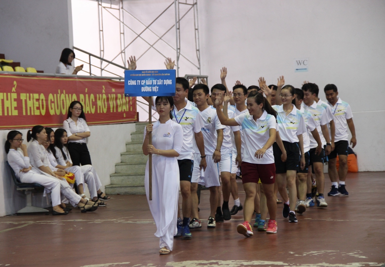 Các đoàn hội thao diễu hành...