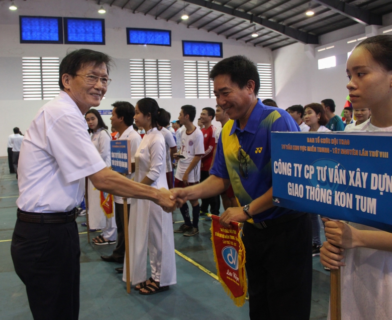 BTC tặng cờ cácđơn vị