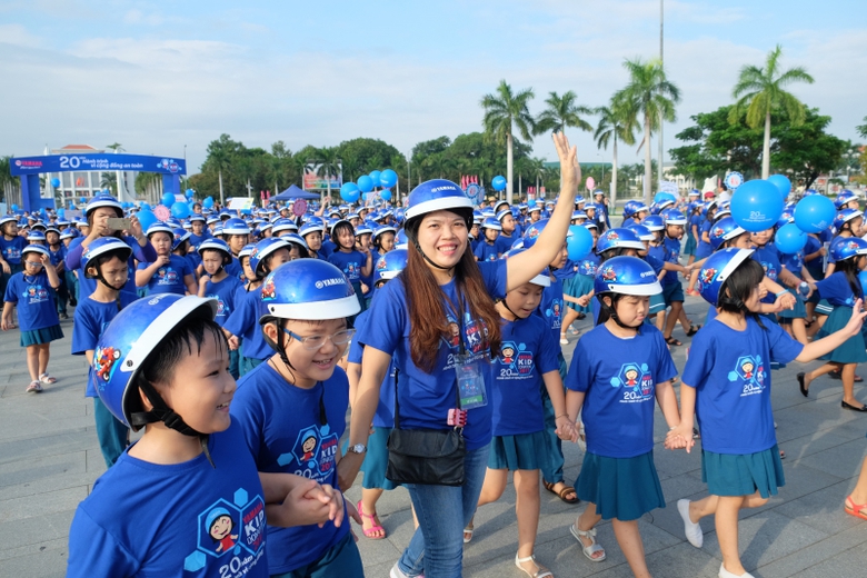 Nụ cười của c&ocirc; gi&aacute;o v&agrave; c&aacute;c em học sinh tham gia ch