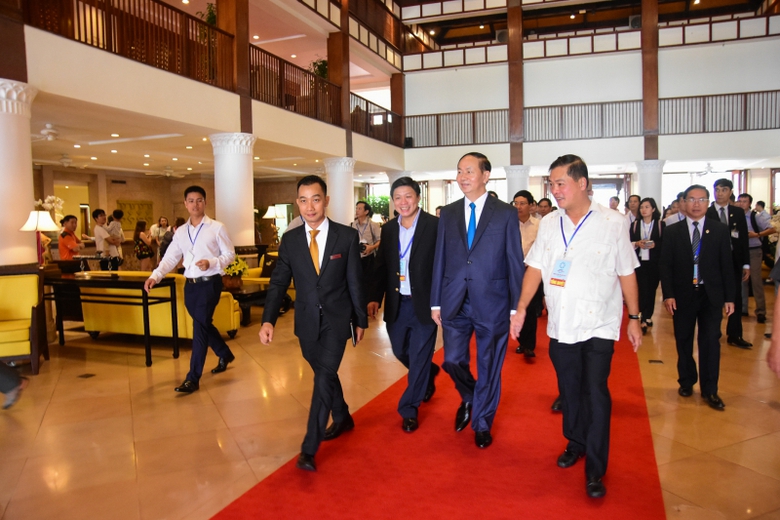 Chủ tịch gh&eacute; thăm c&aacute;c địa điểm diễn ra hội  nghị t