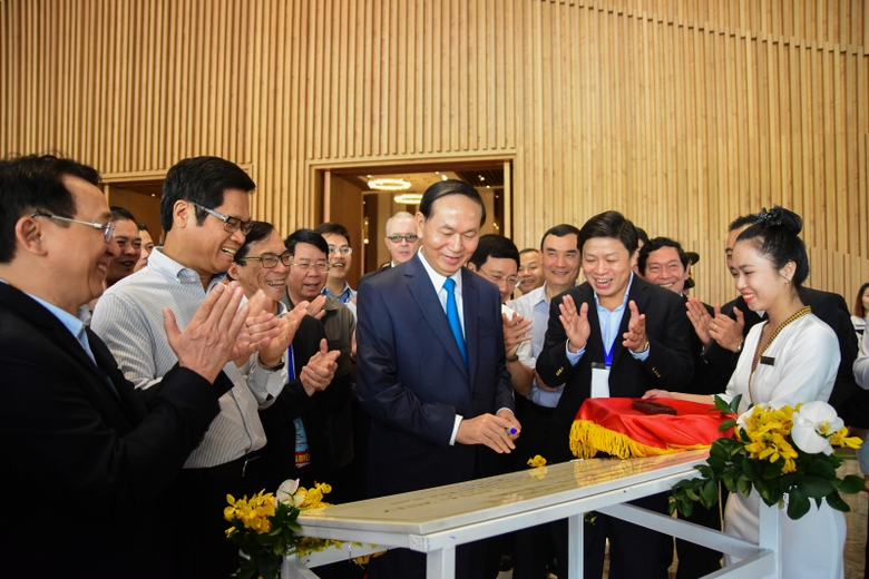 Chủ tịch k&yacute; tặng tr&ecirc;n bảng đ&aacute; lưu niệm C&ocirc;ng Tr&igrave;nh 