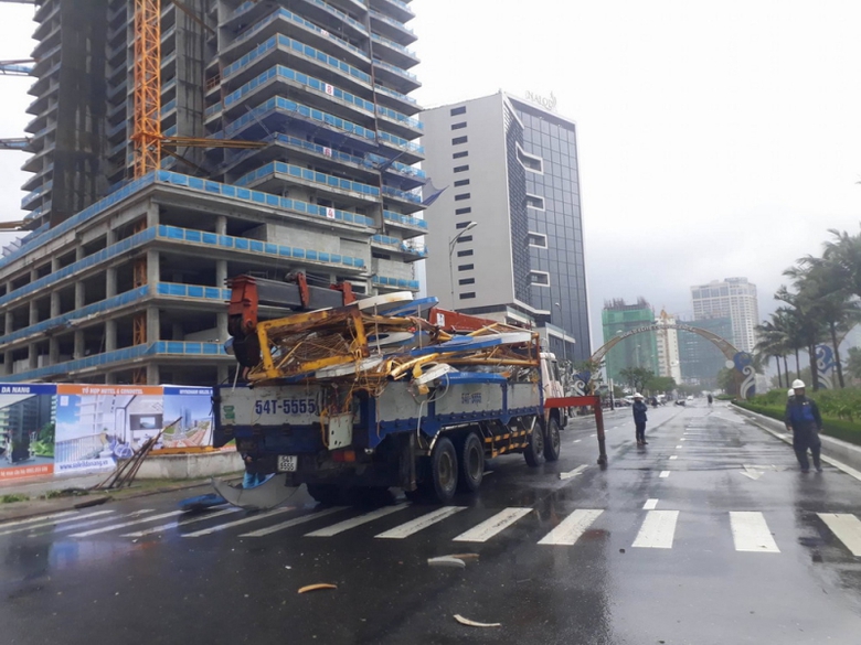 vov_ Th&aacute;o dỡ cổng ch&agrave;o ng&atilde; đổ để đảm bảo giao th&ocirc;n