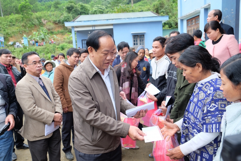 CT Thu tặng qu&agrave; cho người d&acirc;n